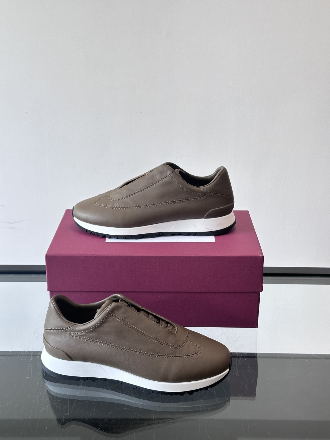 John Lobb 男士休闲运动🏋️鞋，选用细腻牛皮革，低调配色+胶鞋底，简约又高级。鞋面缝线精致，细节