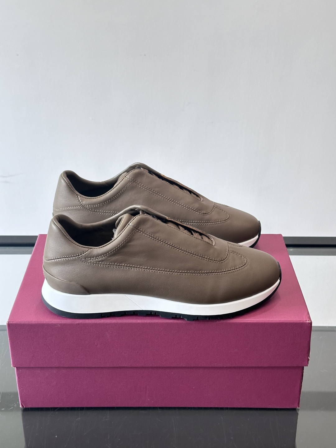 John Lobb 男士休闲运动🏋️鞋，选用细腻牛皮革，低调配色+胶鞋底，简约又高级。鞋面缝线精致，细节