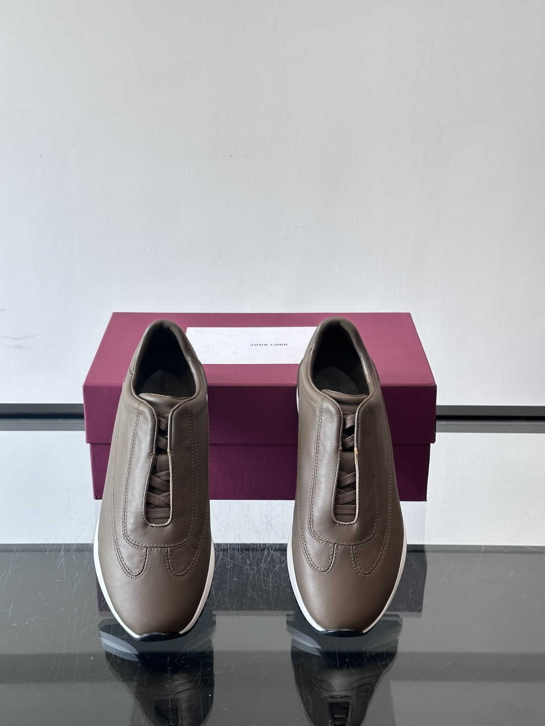 John Lobb 男士休闲运动🏋️鞋，选用细腻牛皮革，低调配色+胶鞋底，简约又高级。鞋面缝线精致，细节