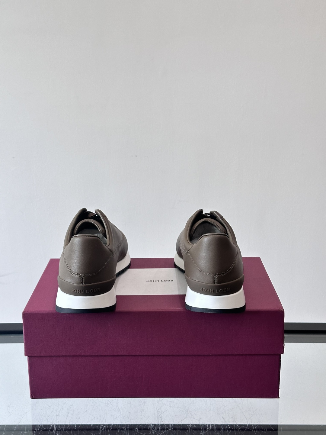 John Lobb 男士休闲运动🏋️鞋，选用细腻牛皮革，低调配色+胶鞋底，简约又高级。鞋面缝线精致，细节