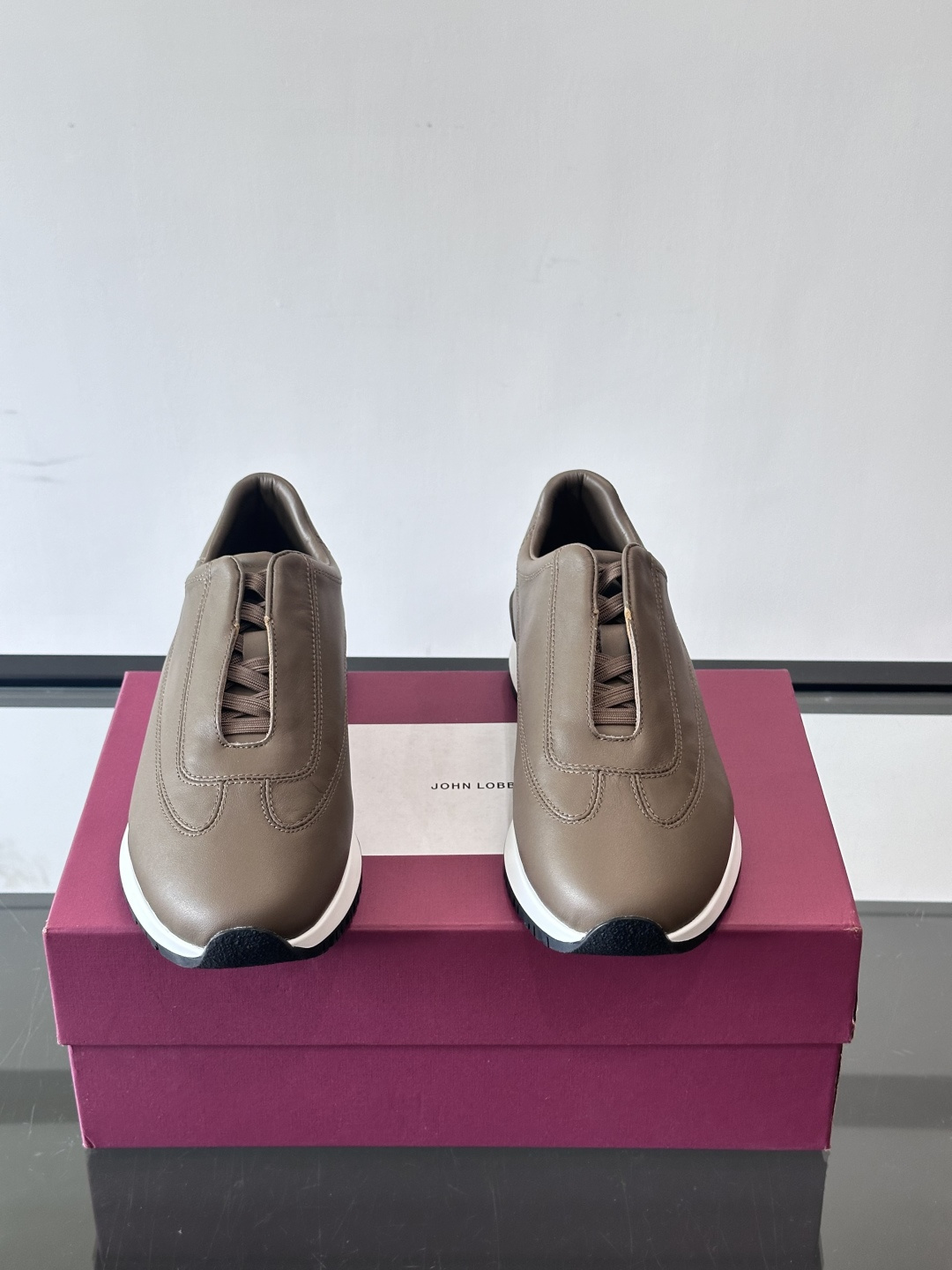 John Lobb 男士休闲运动🏋️鞋，选用细腻牛皮革，低调配色+胶鞋底，简约又高级。鞋面缝线精致，细节