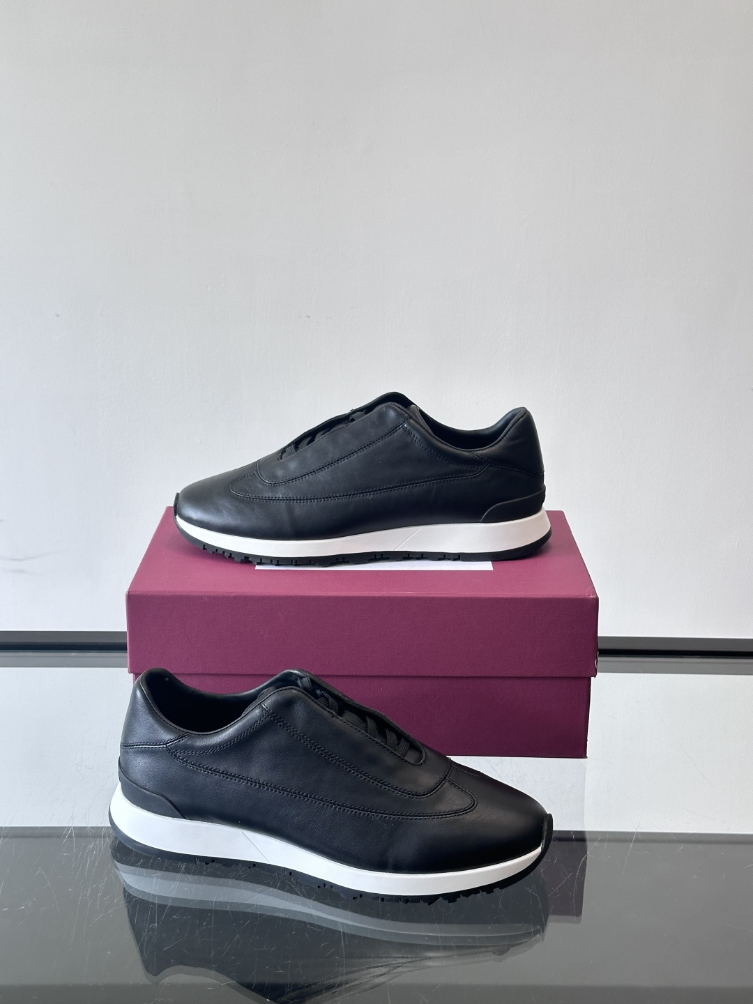 John Lobb 男士休闲运动🏋️鞋，选用细腻牛皮革，低调配色+胶鞋底，简约又高级。鞋面缝线精致，细节