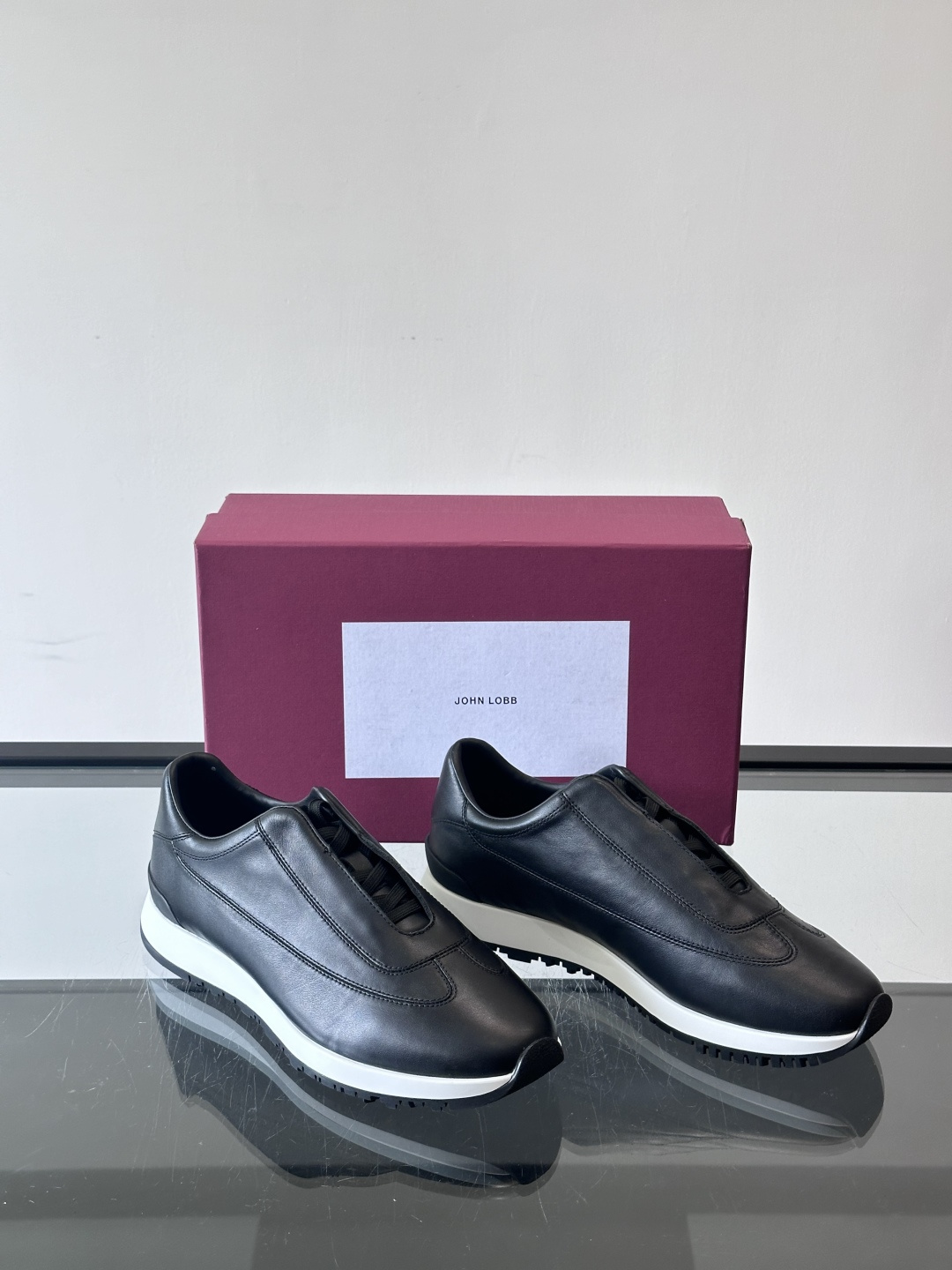 John Lobb 男士休闲运动🏋️鞋，选用细腻牛皮革，低调配色+胶鞋底，简约又高级。鞋面缝线精致，细节