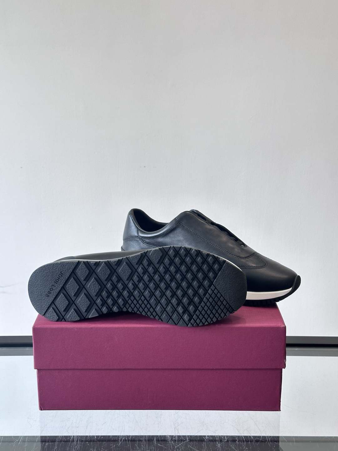 John Lobb 男士休闲运动🏋️鞋，选用细腻牛皮革，低调配色+胶鞋底，简约又高级。鞋面缝线精致，细节