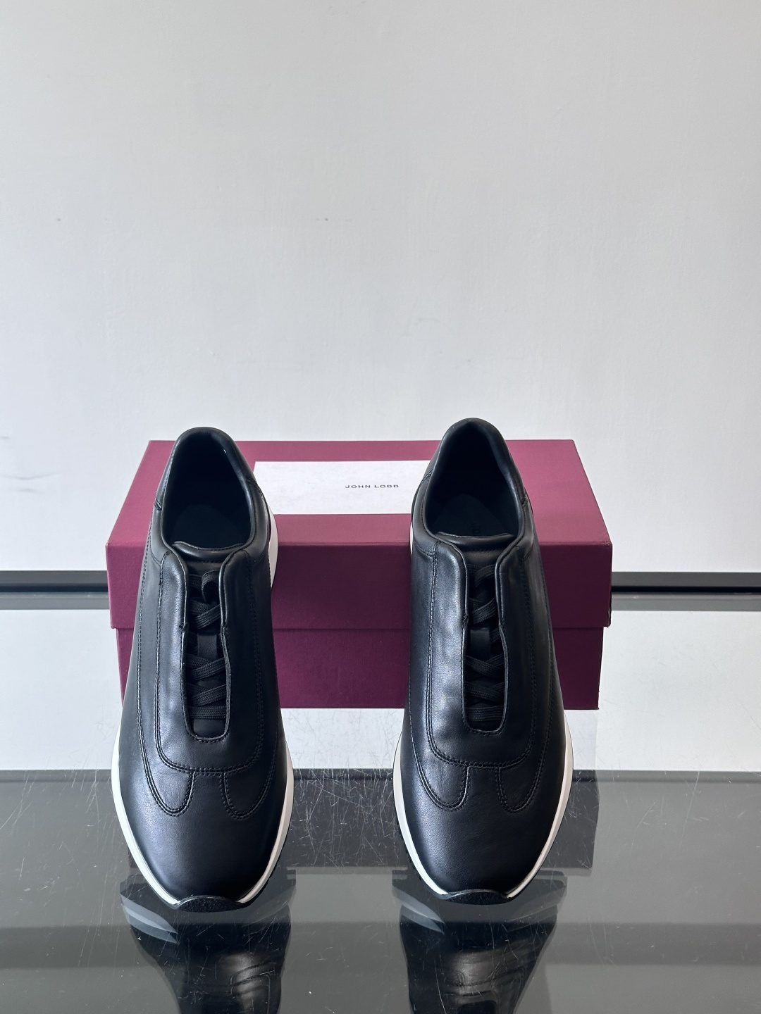 John Lobb 男士休闲运动🏋️鞋，选用细腻牛皮革，低调配色+胶鞋底，简约又高级。鞋面缝线精致，细节
