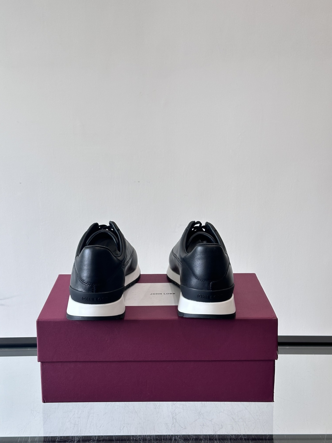 John Lobb 男士休闲运动🏋️鞋，选用细腻牛皮革，低调配色+胶鞋底，简约又高级。鞋面缝线精致，细节