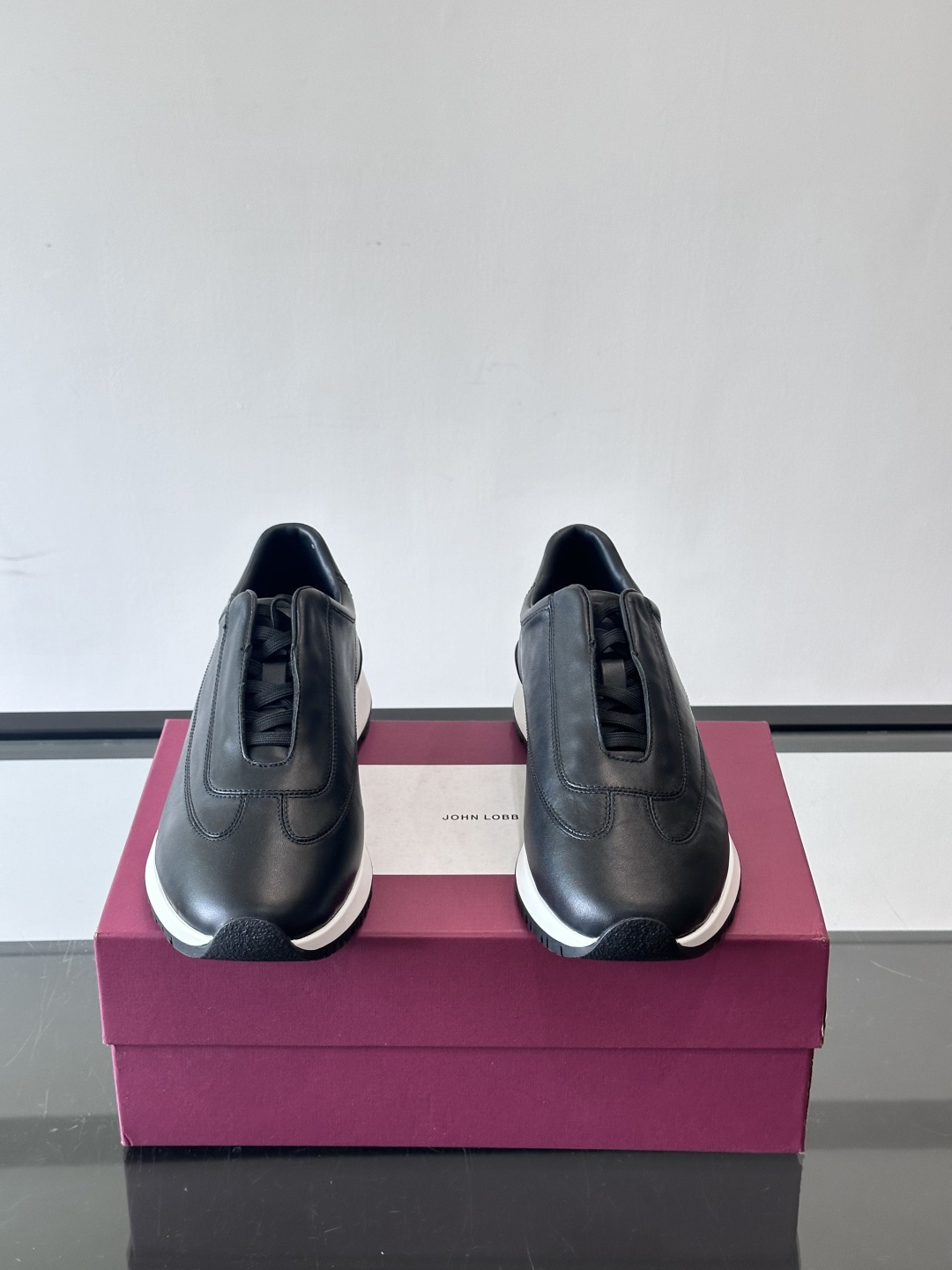 John Lobb 男士休闲运动🏋️鞋，选用细腻牛皮革，低调配色+胶鞋底，简约又高级。鞋面缝线精致，细节