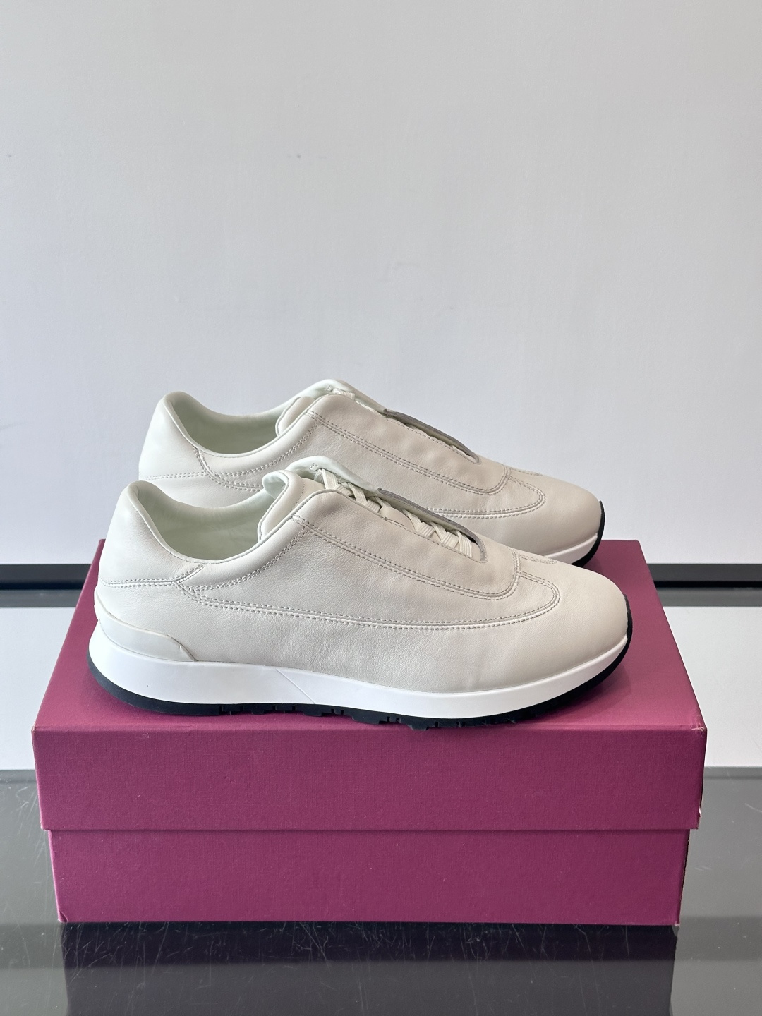 John Lobb 男士休闲运动🏋️鞋，选用细腻牛皮革，低调配色+胶鞋底，简约又高级。鞋面缝线精致，细节