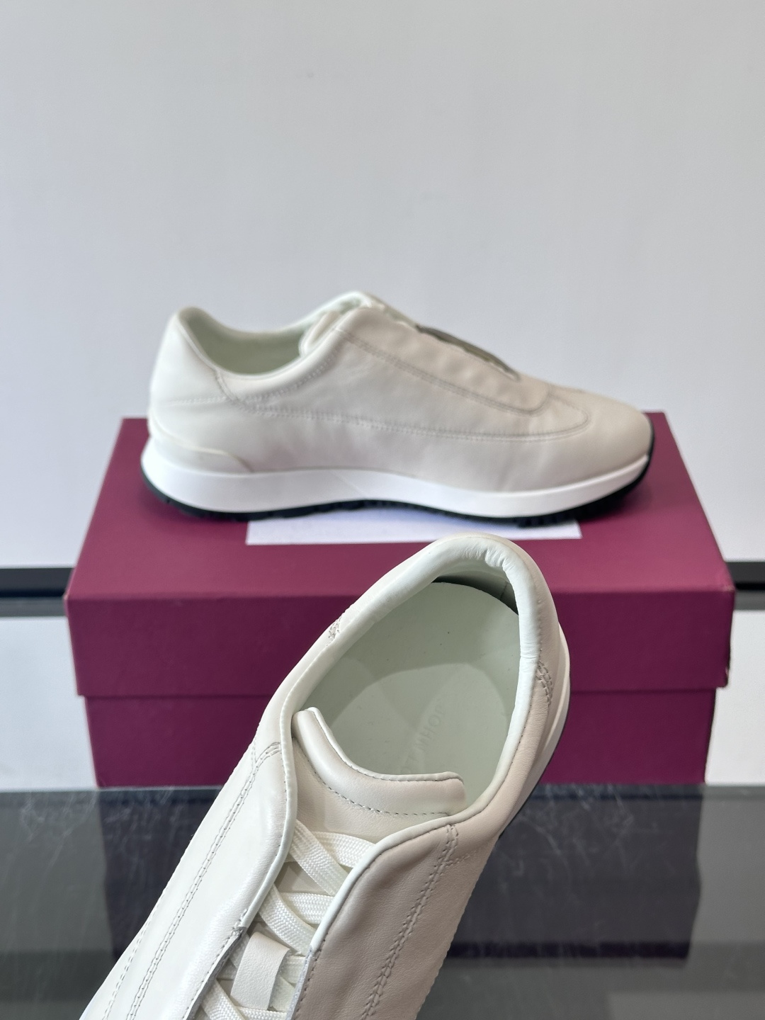 John Lobb 男士休闲运动🏋️鞋，选用细腻牛皮革，低调配色+胶鞋底，简约又高级。鞋面缝线精致，细节