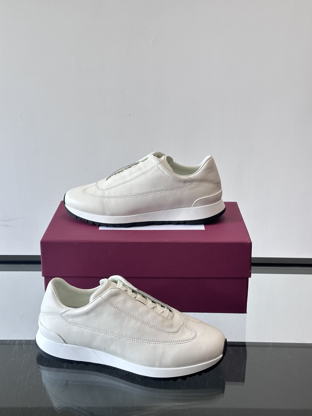 John Lobb 男士休闲运动🏋️鞋，选用细腻牛皮革，低调配色+胶鞋底，简约又高级。鞋面缝线精致，细节