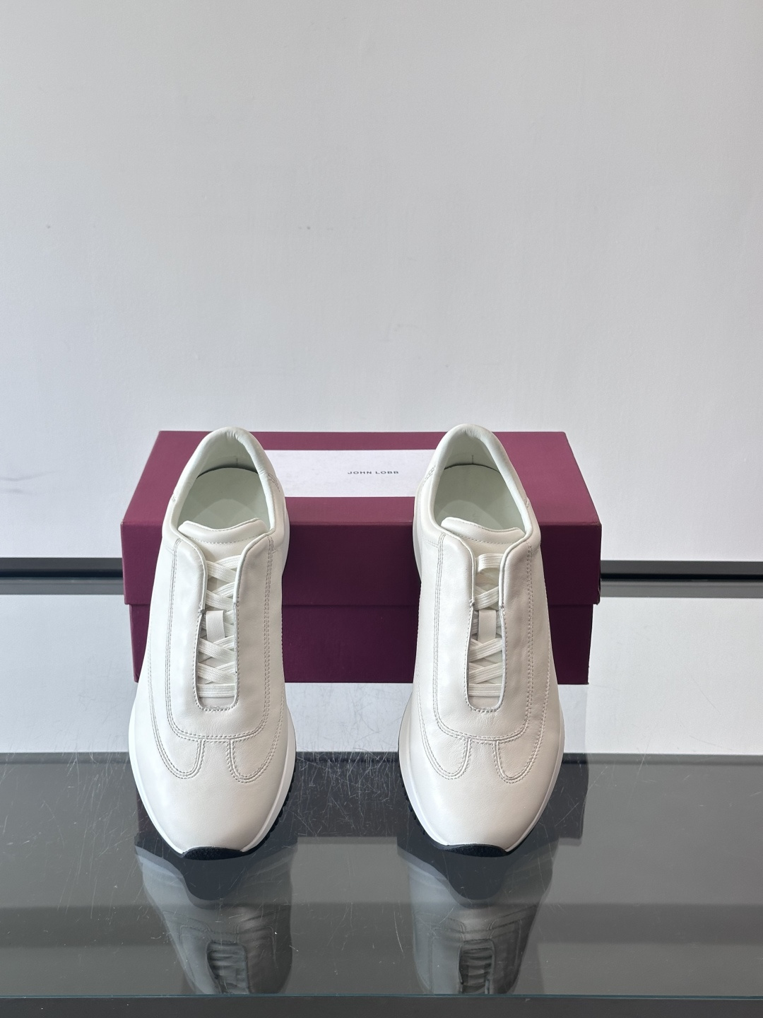 John Lobb 男士休闲运动🏋️鞋，选用细腻牛皮革，低调配色+胶鞋底，简约又高级。鞋面缝线精致，细节