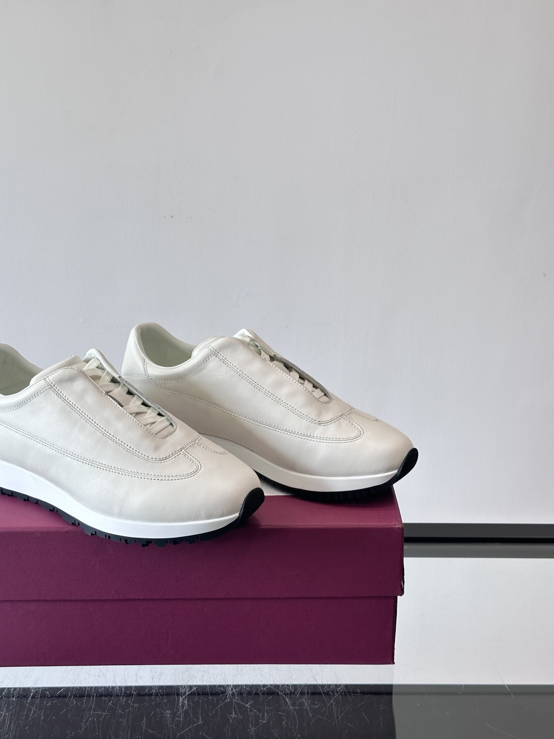 John Lobb 男士休闲运动🏋️鞋，选用细腻牛皮革，低调配色+胶鞋底，简约又高级。鞋面缝线精致，细节