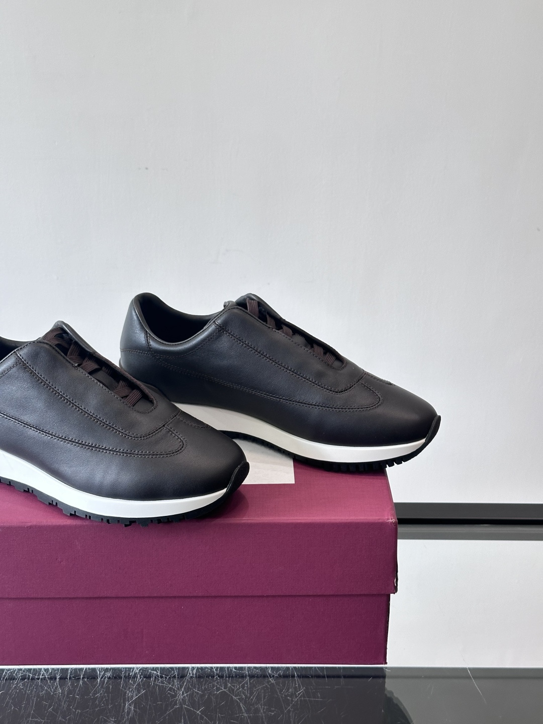 John Lobb 男士休闲运动🏋️鞋，选用细腻牛皮革，低调配色+胶鞋底，简约又高级。鞋面缝线精致，细节