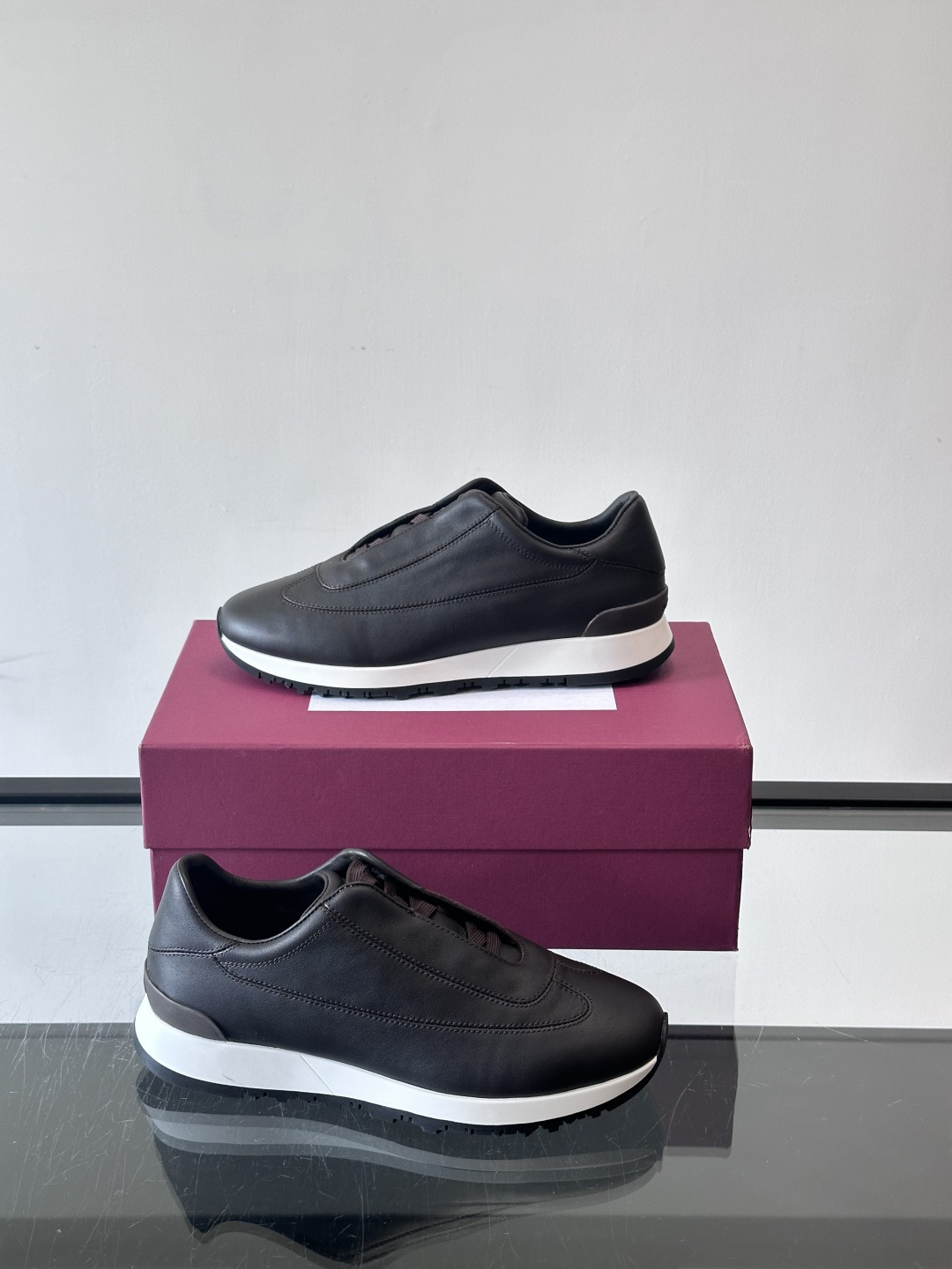 John Lobb 男士休闲运动🏋️鞋，选用细腻牛皮革，低调配色+胶鞋底，简约又高级。鞋面缝线精致，细节