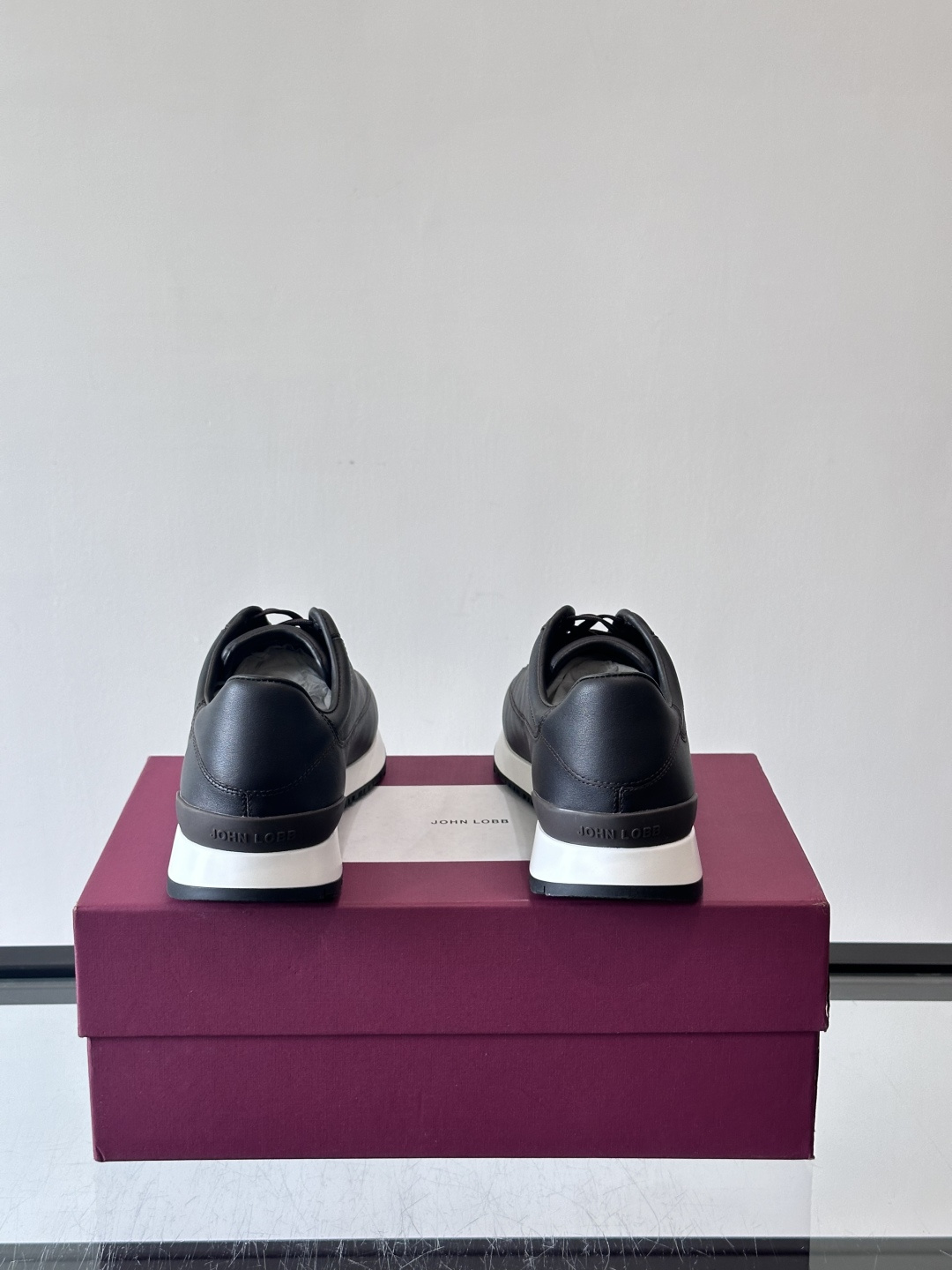 John Lobb 男士休闲运动🏋️鞋，选用细腻牛皮革，低调配色+胶鞋底，简约又高级。鞋面缝线精致，细节