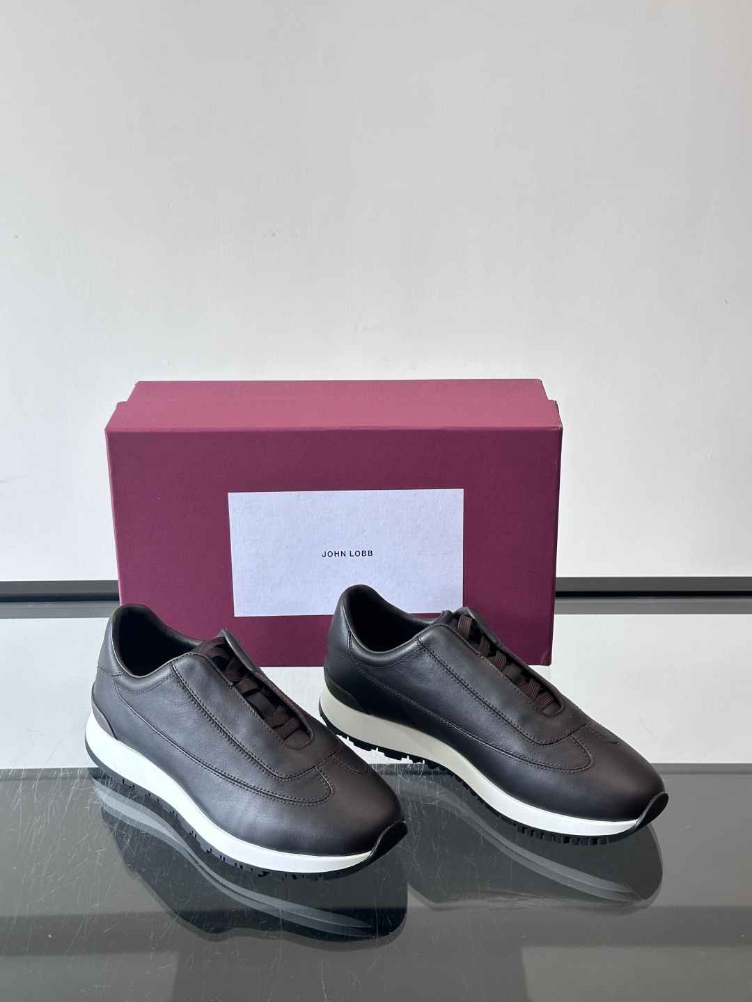 John Lobb 男士休闲运动🏋️鞋，选用细腻牛皮革，低调配色+胶鞋底，简约又高级。鞋面缝线精致，细节