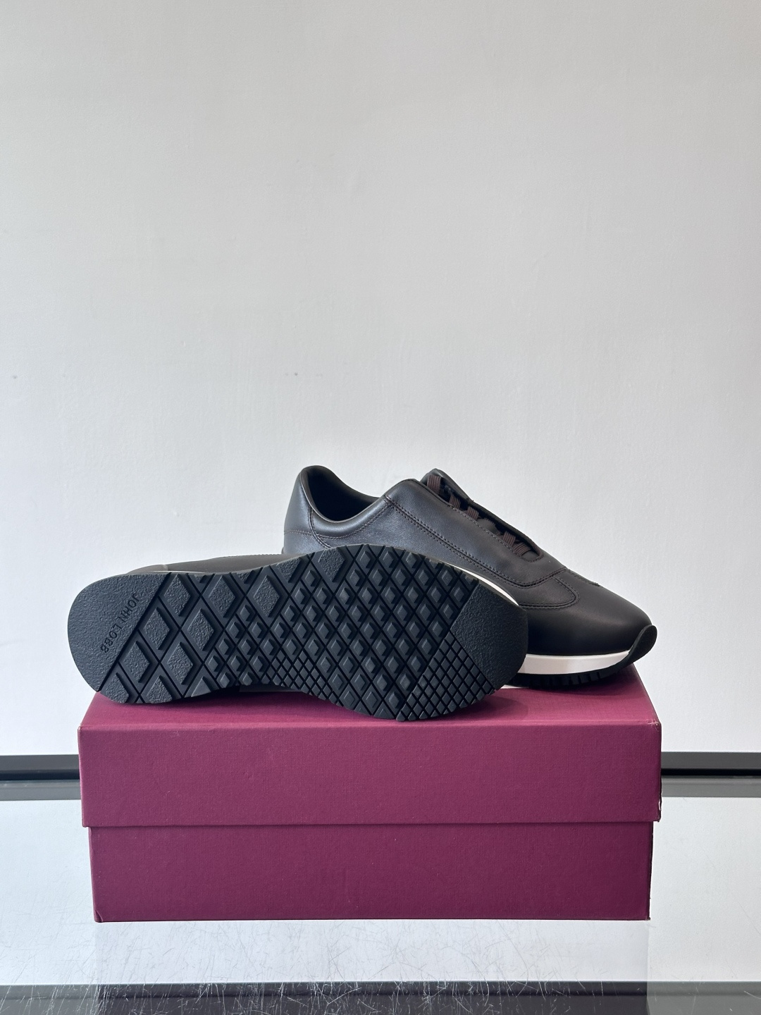 John Lobb 男士休闲运动🏋️鞋，选用细腻牛皮革，低调配色+胶鞋底，简约又高级。鞋面缝线精致，细节