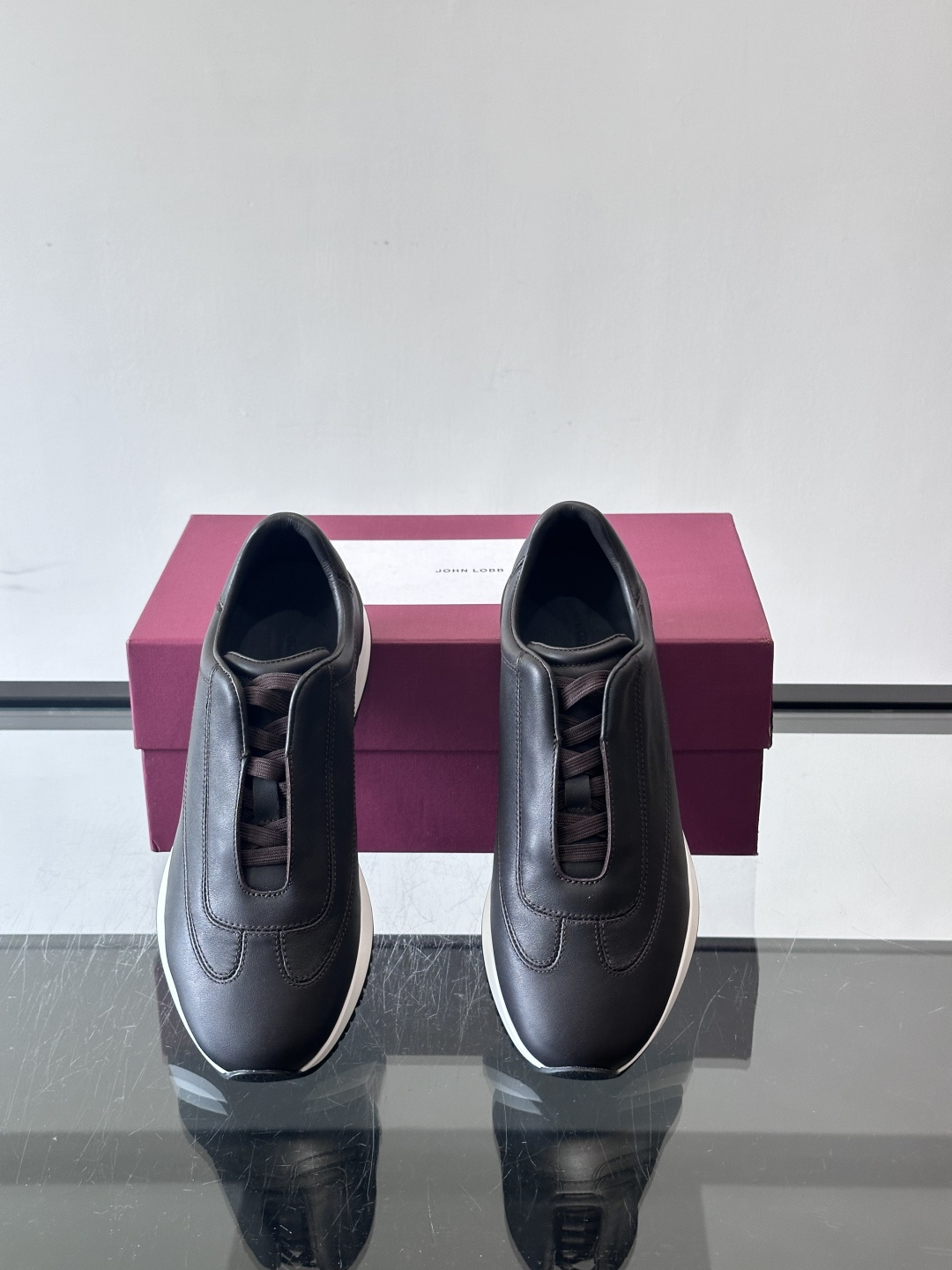 John Lobb 男士休闲运动🏋️鞋，选用细腻牛皮革，低调配色+胶鞋底，简约又高级。鞋面缝线精致，细节