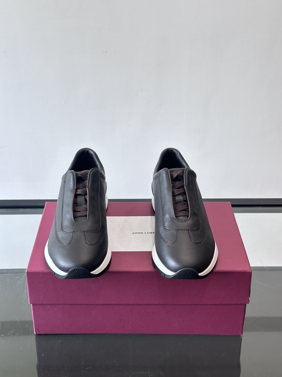 John Lobb 男士休闲运动🏋️鞋，选用细腻牛皮革，低调配色+胶鞋底，简约又高级。鞋面缝线精致，细节