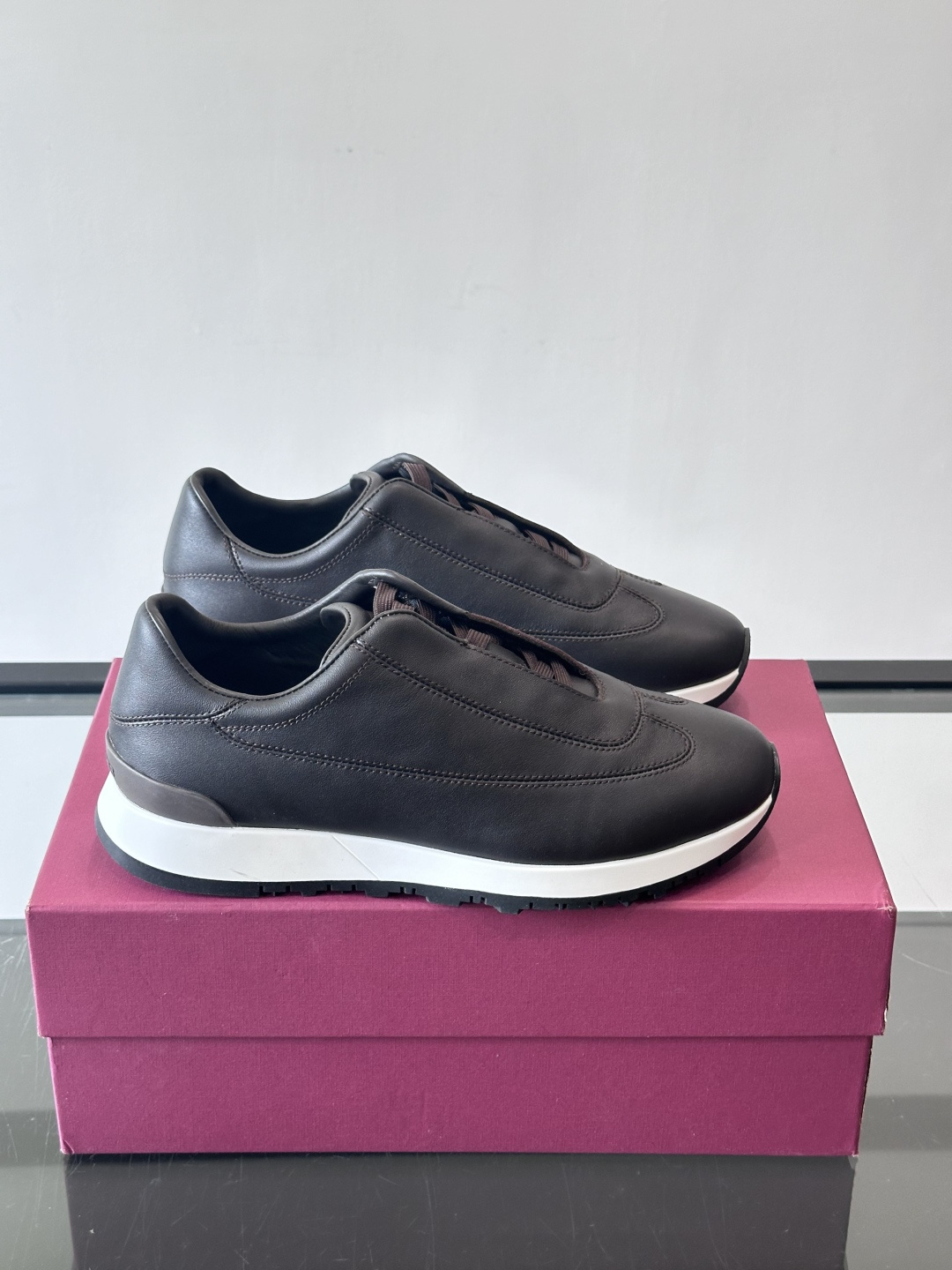 John Lobb 男士休闲运动🏋️鞋，选用细腻牛皮革，低调配色+胶鞋底，简约又高级。鞋面缝线精致，细节