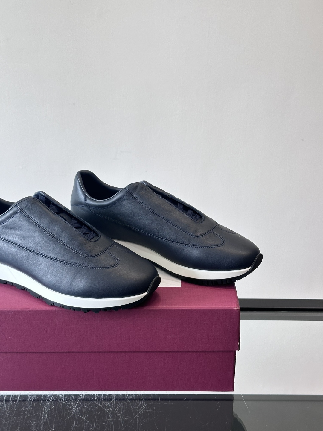 John Lobb 男士休闲运动🏋️鞋，选用细腻牛皮革，低调配色+胶鞋底，简约又高级。鞋面缝线精致，细节