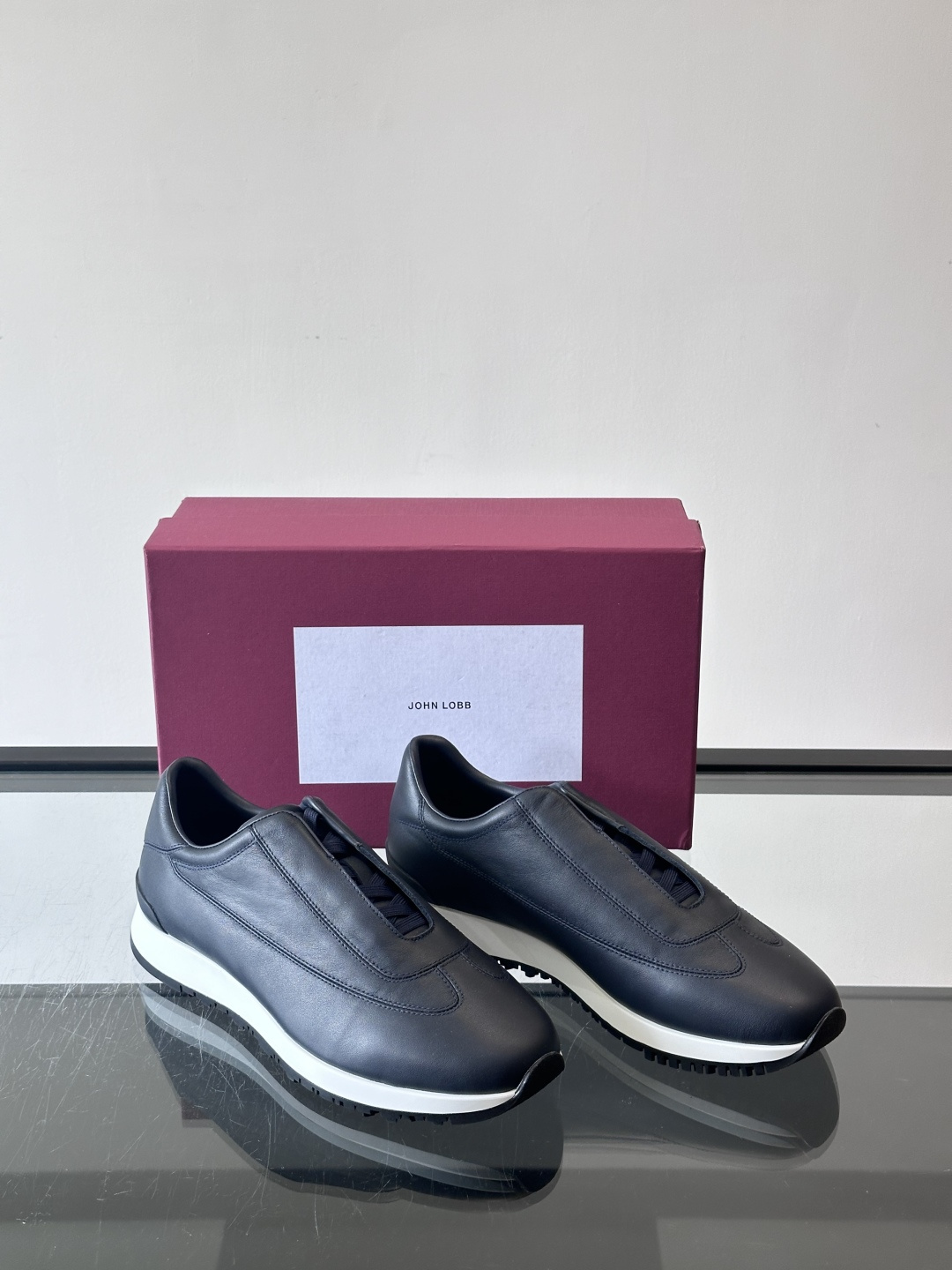 John Lobb 男士休闲运动🏋️鞋，选用细腻牛皮革，低调配色+胶鞋底，简约又高级。鞋面缝线精致，细节