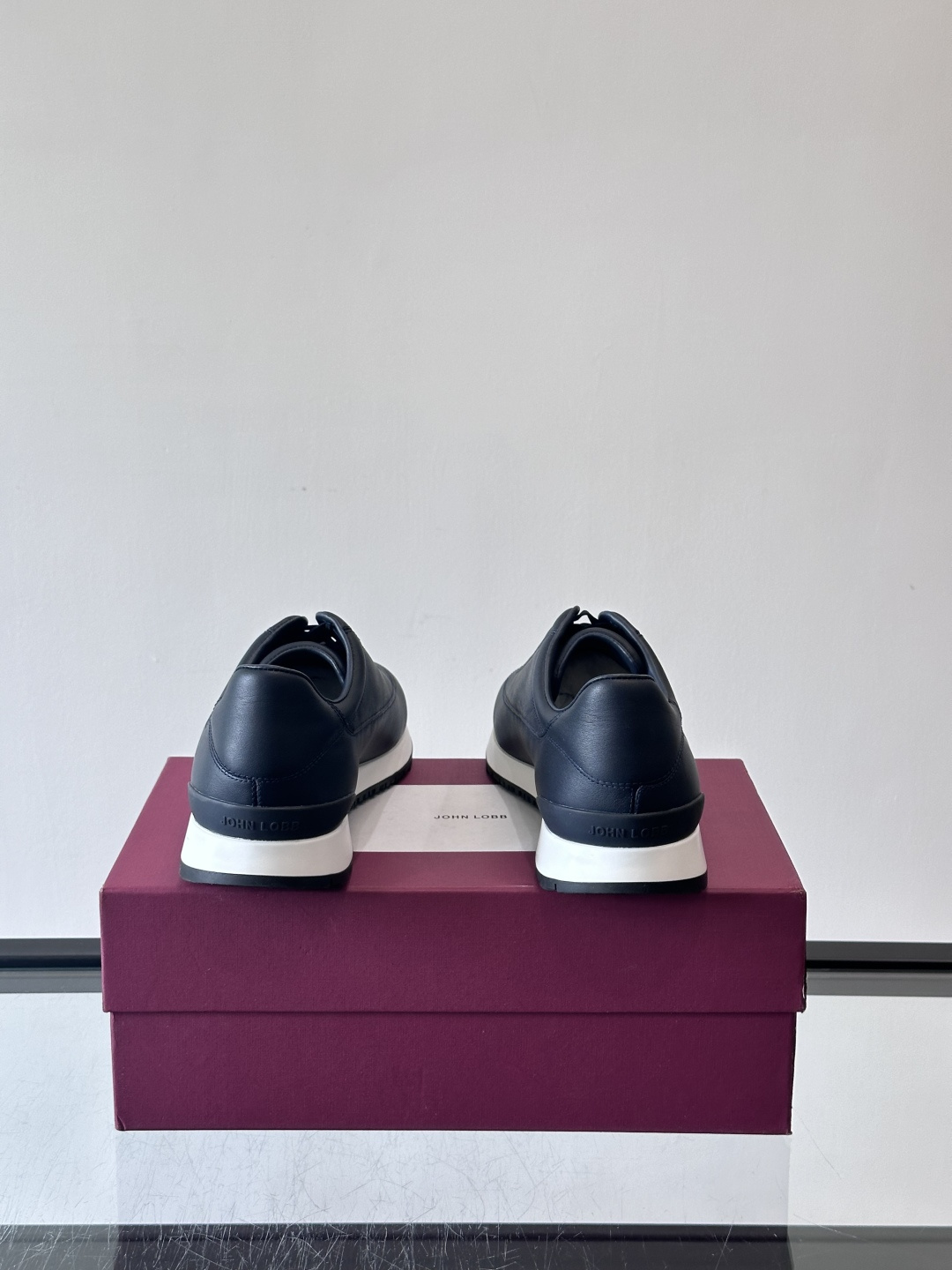 John Lobb 男士休闲运动🏋️鞋，选用细腻牛皮革，低调配色+胶鞋底，简约又高级。鞋面缝线精致，细节