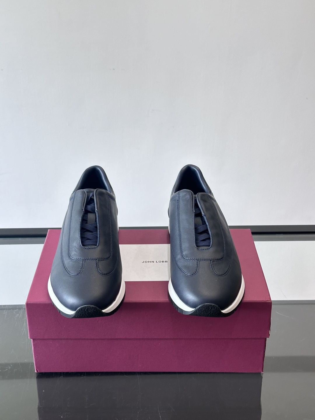 John Lobb 男士休闲运动🏋️鞋，选用细腻牛皮革，低调配色+胶鞋底，简约又高级。鞋面缝线精致，细节