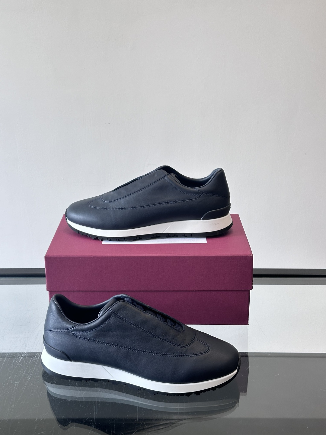 John Lobb 男士休闲运动🏋️鞋，选用细腻牛皮革，低调配色+胶鞋底，简约又高级。鞋面缝线精致，细节