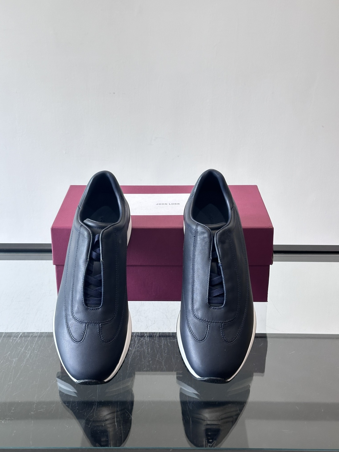 John Lobb 男士休闲运动🏋️鞋，选用细腻牛皮革，低调配色+胶鞋底，简约又高级。鞋面缝线精致，细节