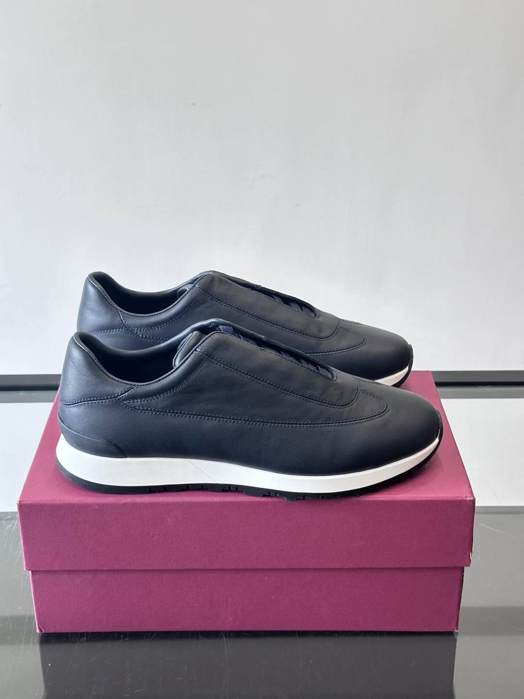 John Lobb 男士休闲运动🏋️鞋，选用细腻牛皮革，低调配色+胶鞋底，简约又高级。鞋面缝线精致，细节