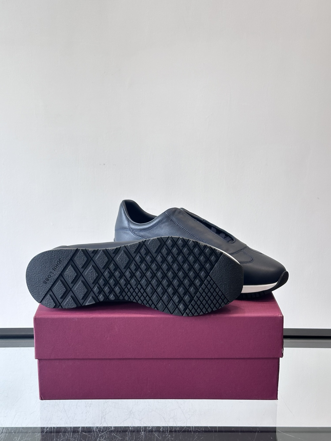 John Lobb 男士休闲运动🏋️鞋，选用细腻牛皮革，低调配色+胶鞋底，简约又高级。鞋面缝线精致，细节