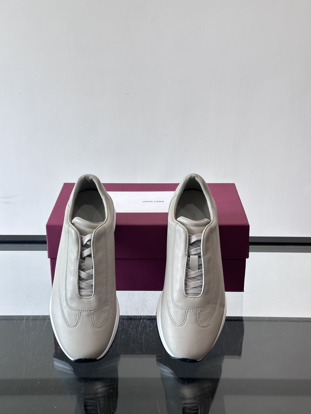 John Lobb 男士休闲运动🏋️鞋，选用细腻牛皮革，低调配色+胶鞋底，简约又高级。鞋面缝线精致，细节