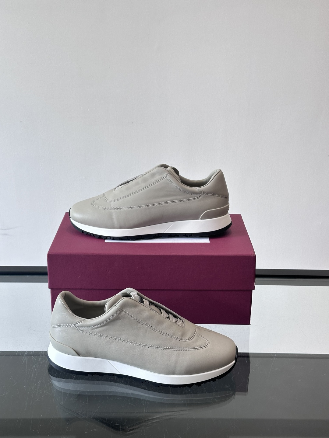 John Lobb 男士休闲运动🏋️鞋，选用细腻牛皮革，低调配色+胶鞋底，简约又高级。鞋面缝线精致，细节