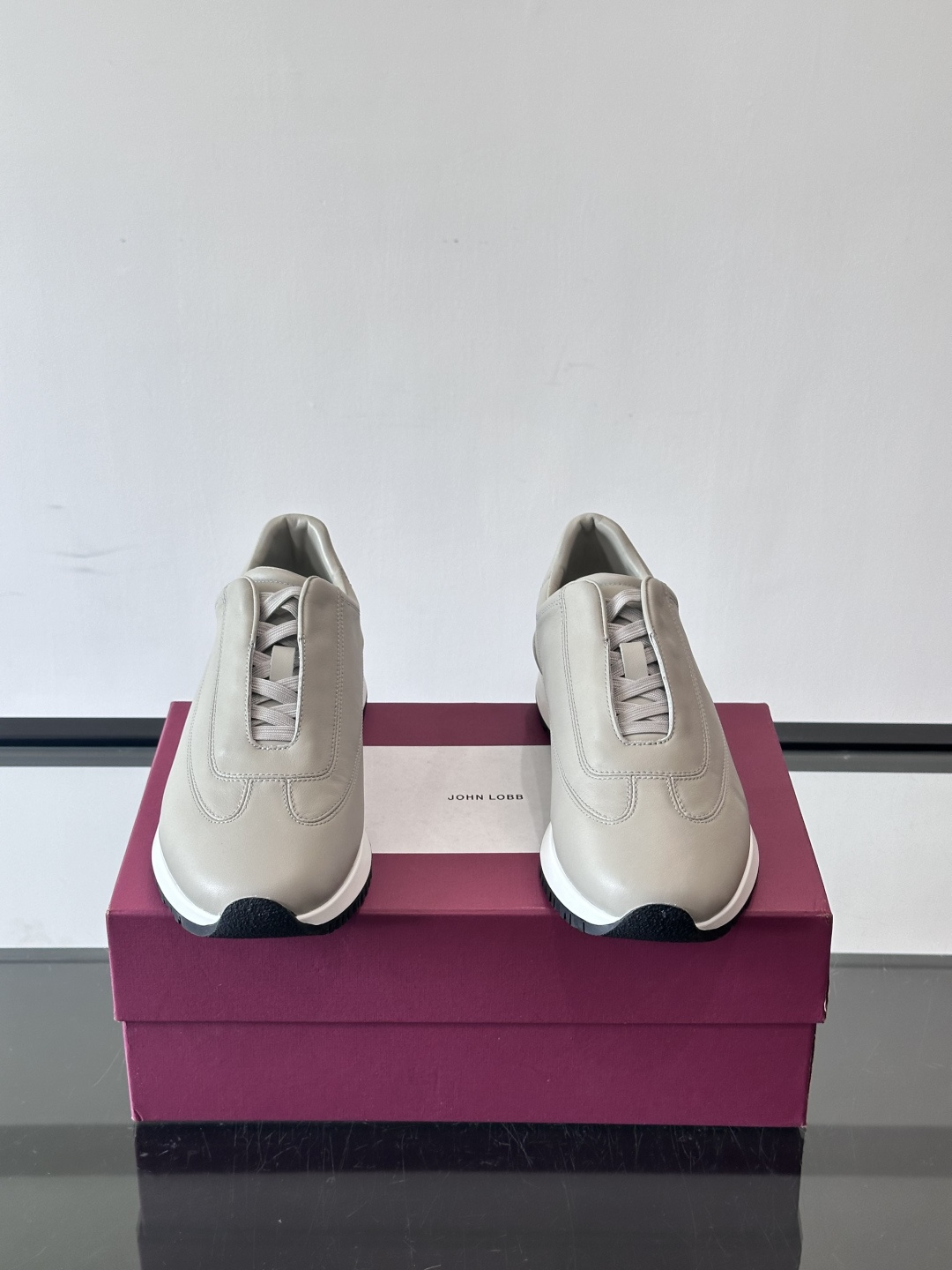 John Lobb 男士休闲运动🏋️鞋，选用细腻牛皮革，低调配色+胶鞋底，简约又高级。鞋面缝线精致，细节