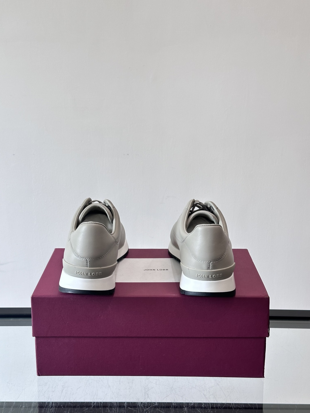 John Lobb 男士休闲运动🏋️鞋，选用细腻牛皮革，低调配色+胶鞋底，简约又高级。鞋面缝线精致，细节