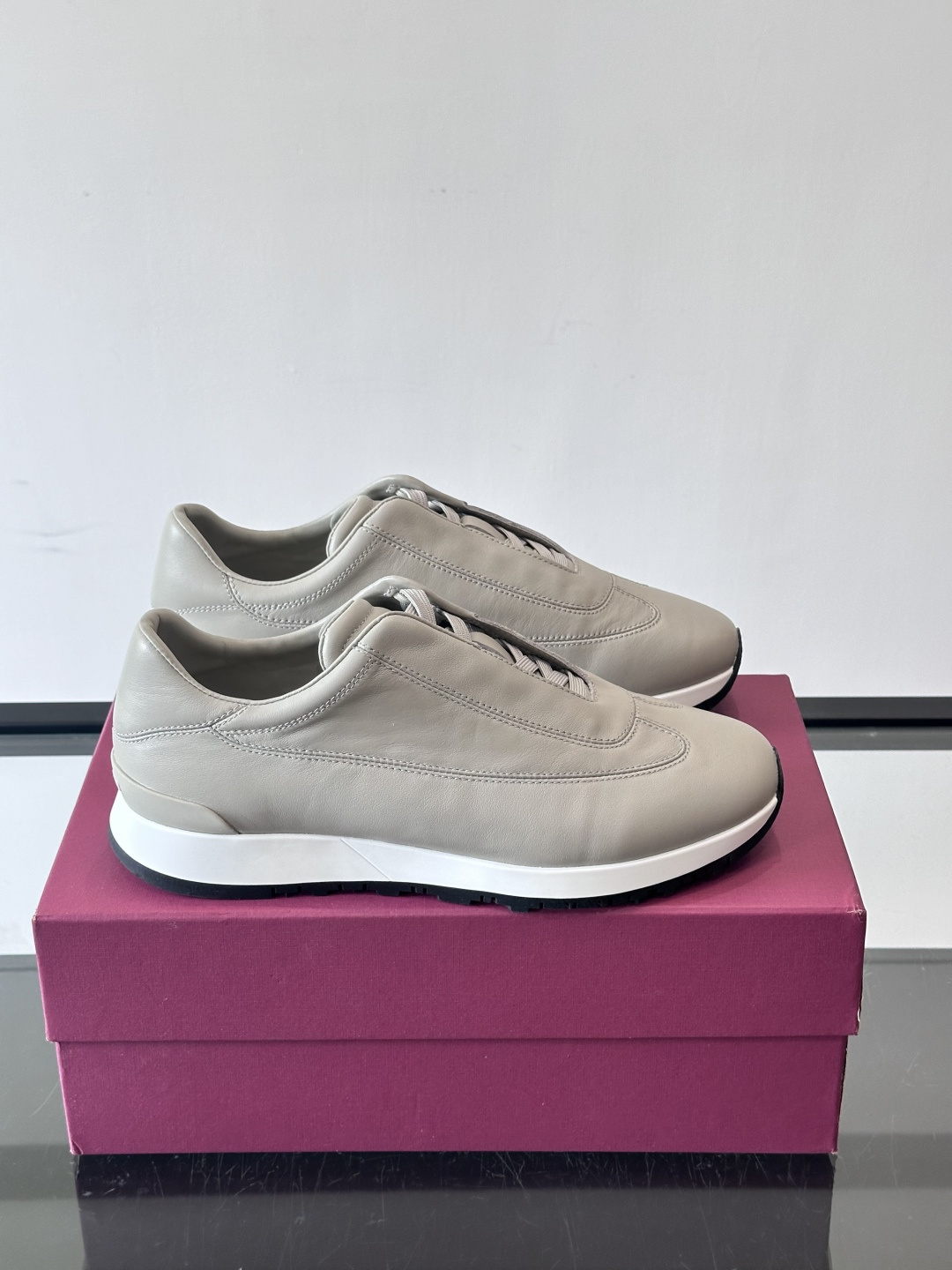 John Lobb 男士休闲运动🏋️鞋，选用细腻牛皮革，低调配色+胶鞋底，简约又高级。鞋面缝线精致，细节