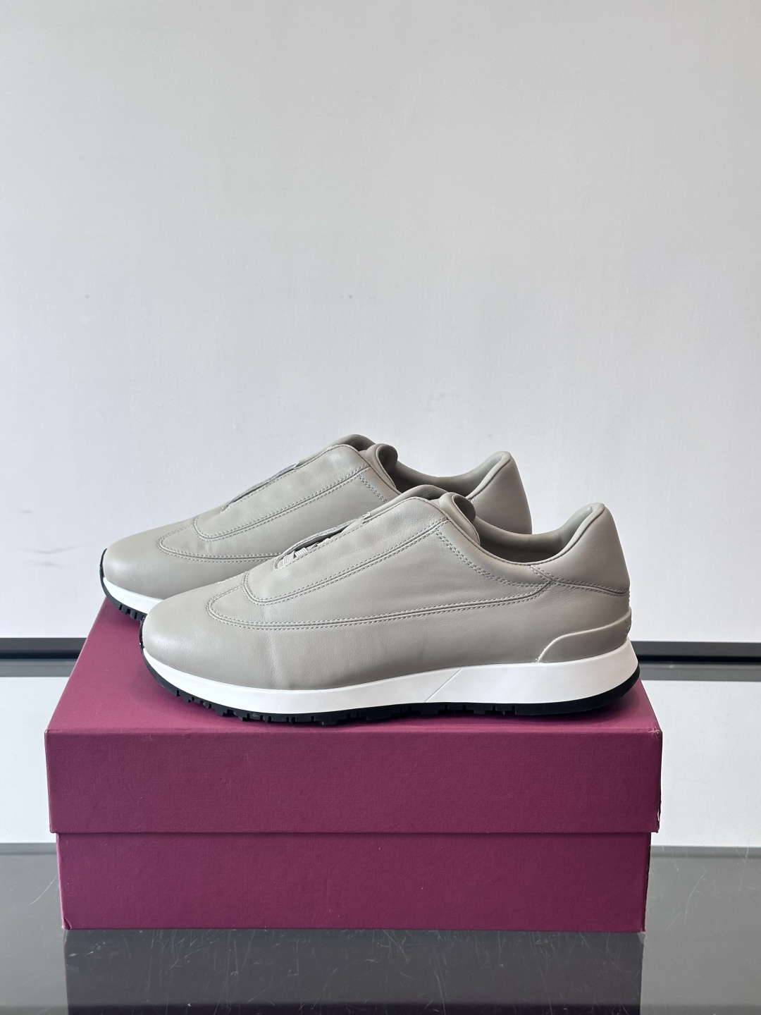 John Lobb 男士休闲运动🏋️鞋，选用细腻牛皮革，低调配色+胶鞋底，简约又高级。鞋面缝线精致，细节