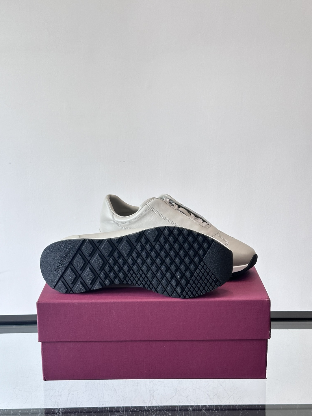 John Lobb 男士休闲运动🏋️鞋，选用细腻牛皮革，低调配色+胶鞋底，简约又高级。鞋面缝线精致，细节