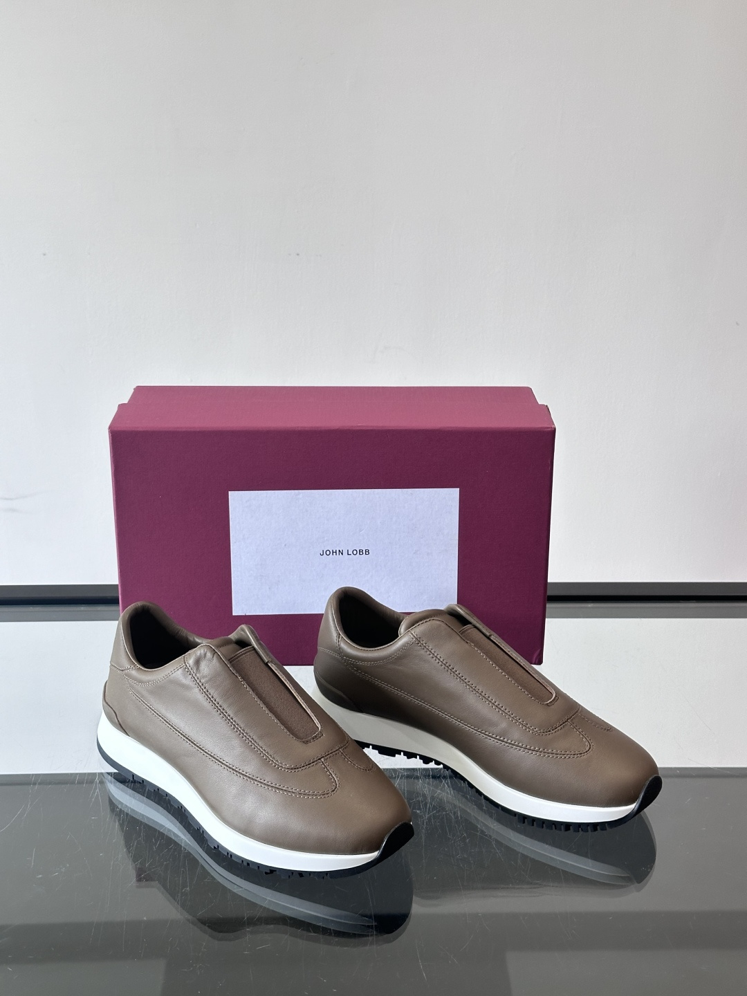 John Lobb 男士休闲运动🏋️鞋，选用细腻牛皮革，低调配色+胶鞋底，简约又高级。鞋面缝线精致，细节