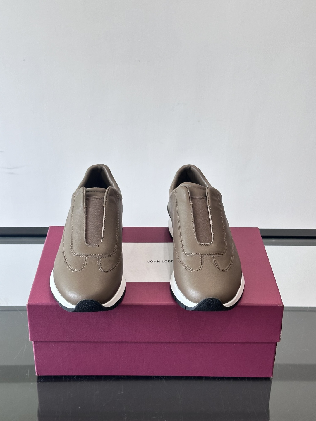 John Lobb 男士休闲运动🏋️鞋，选用细腻牛皮革，低调配色+胶鞋底，简约又高级。鞋面缝线精致，细节