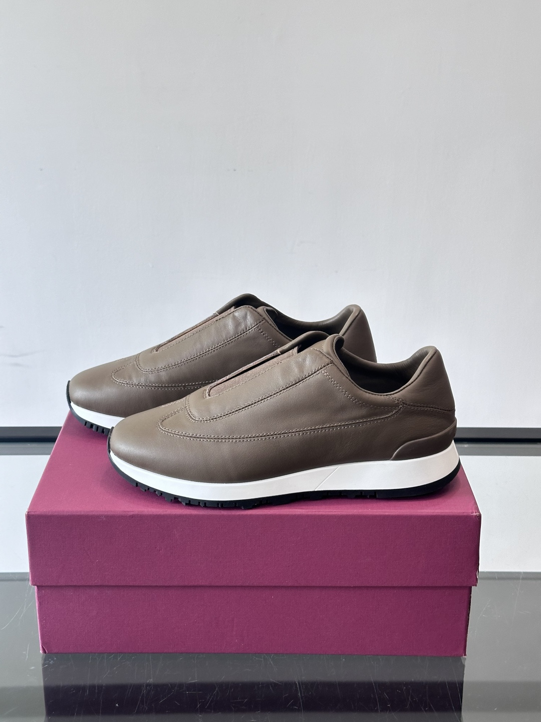 John Lobb 男士休闲运动🏋️鞋，选用细腻牛皮革，低调配色+胶鞋底，简约又高级。鞋面缝线精致，细节