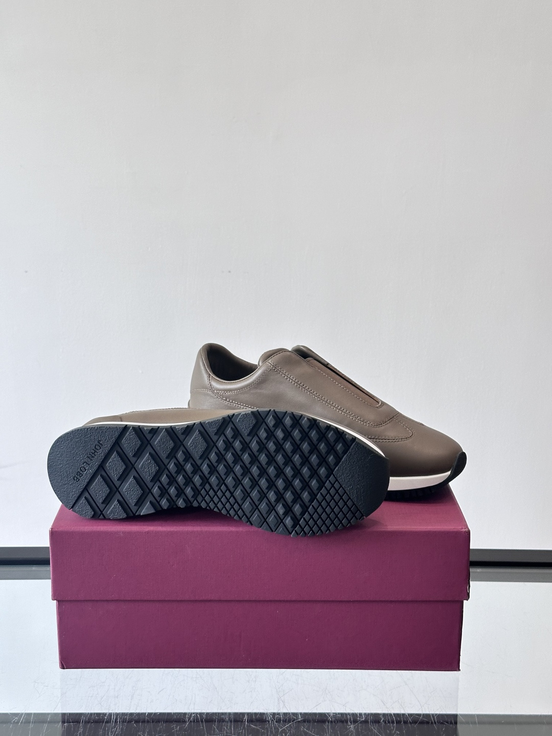 John Lobb 男士休闲运动🏋️鞋，选用细腻牛皮革，低调配色+胶鞋底，简约又高级。鞋面缝线精致，细节