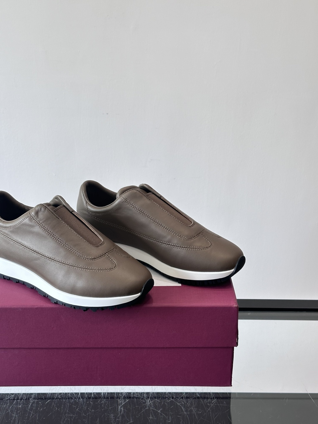 John Lobb 男士休闲运动🏋️鞋，选用细腻牛皮革，低调配色+胶鞋底，简约又高级。鞋面缝线精致，细节