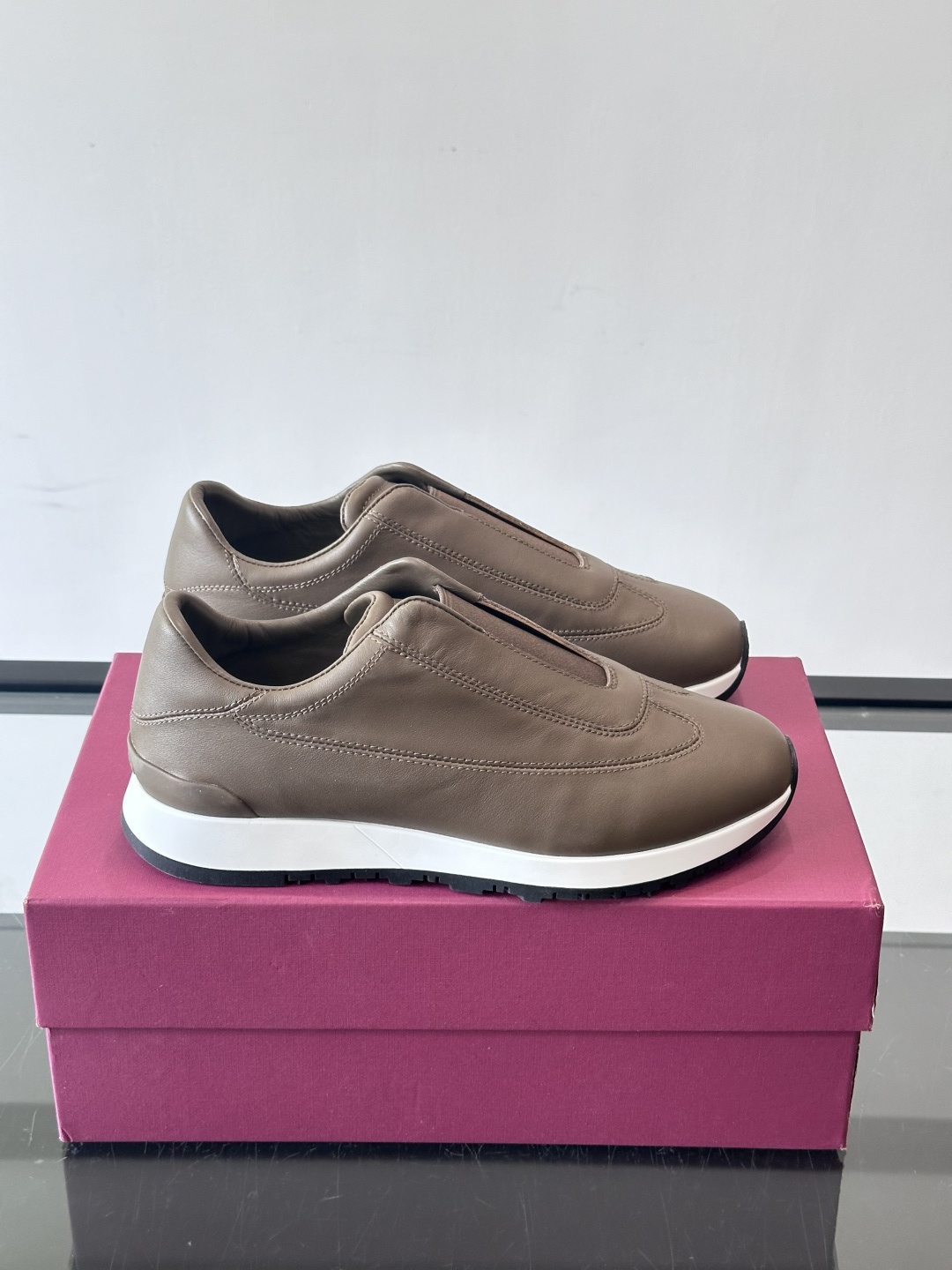 John Lobb 男士休闲运动🏋️鞋，选用细腻牛皮革，低调配色+胶鞋底，简约又高级。鞋面缝线精致，细节