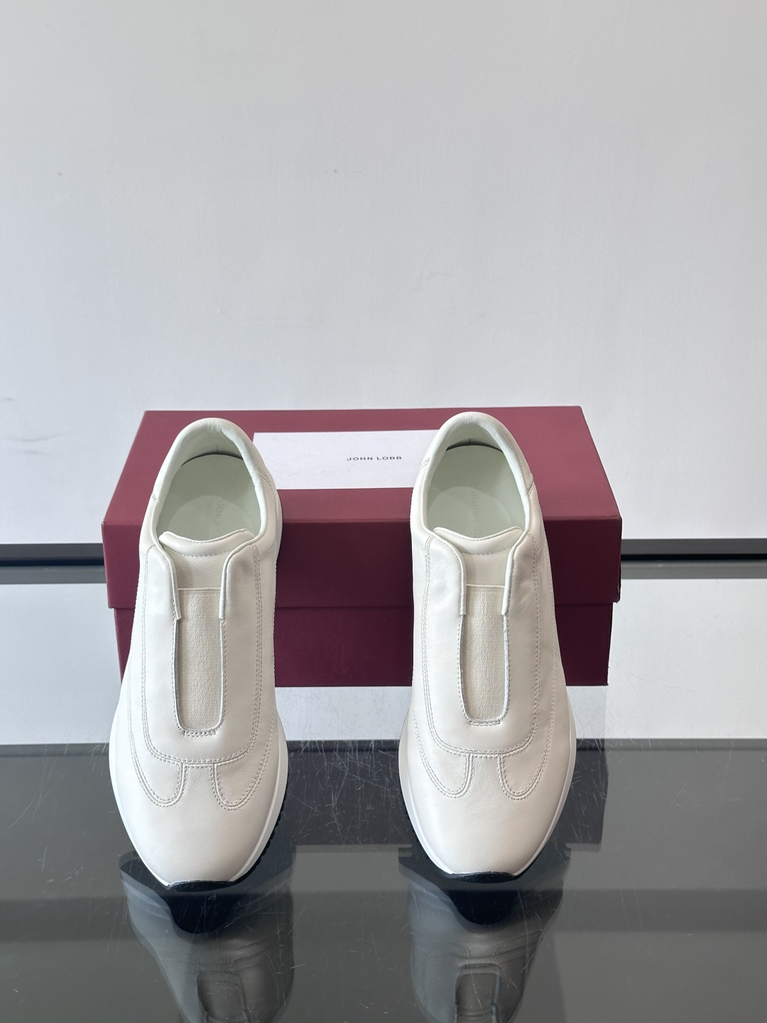 John Lobb 男士休闲运动🏋️鞋，选用细腻牛皮革，低调配色+胶鞋底，简约又高级。鞋面缝线精致，细节