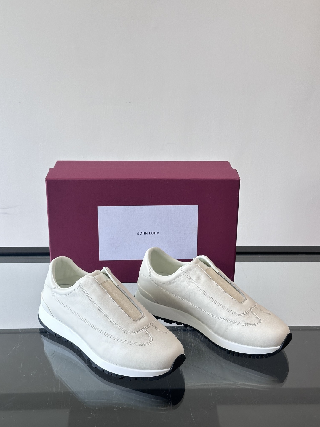 John Lobb 男士休闲运动🏋️鞋，选用细腻牛皮革，低调配色+胶鞋底，简约又高级。鞋面缝线精致，细节