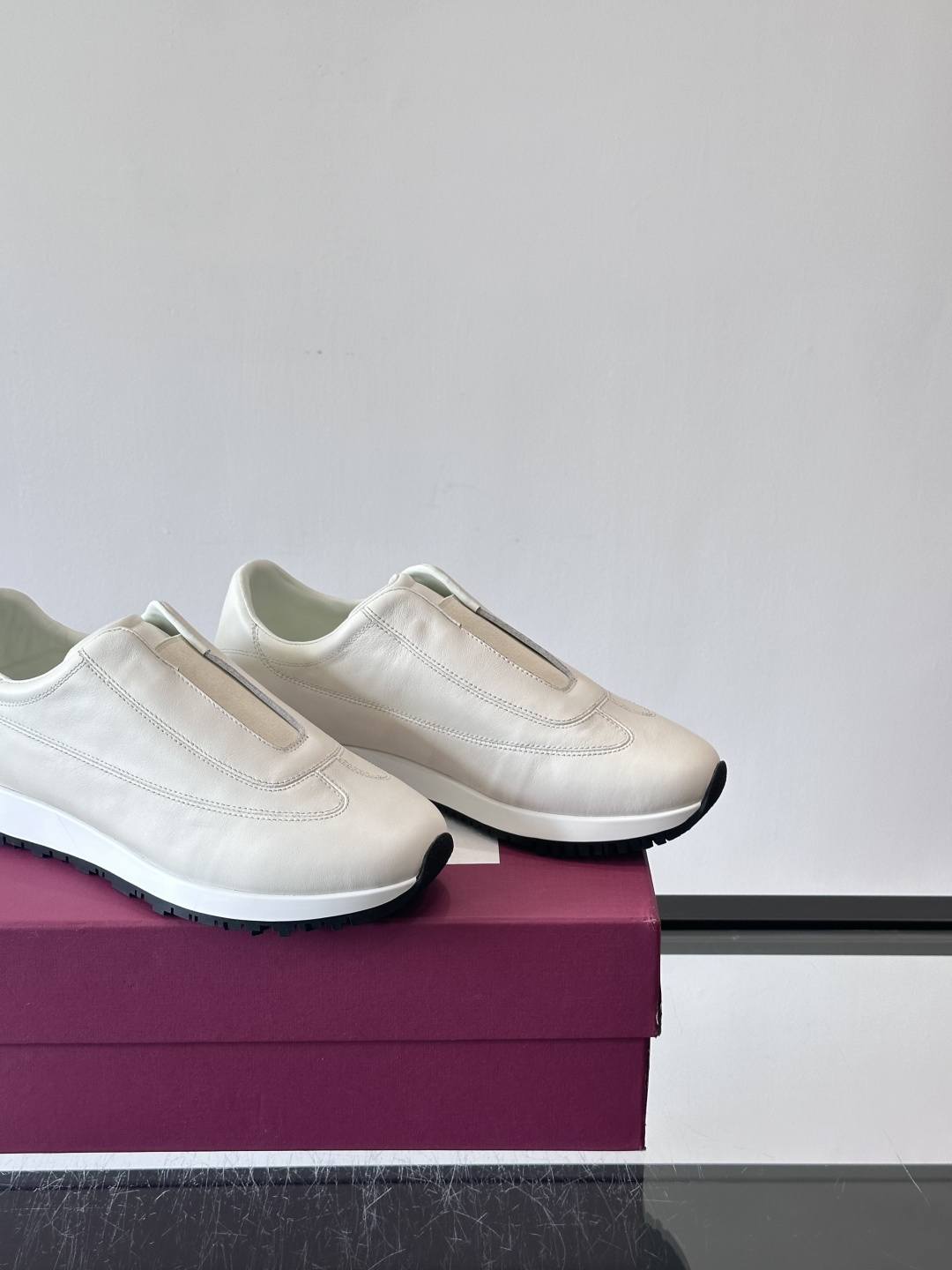 John Lobb 男士休闲运动🏋️鞋，选用细腻牛皮革，低调配色+胶鞋底，简约又高级。鞋面缝线精致，细节