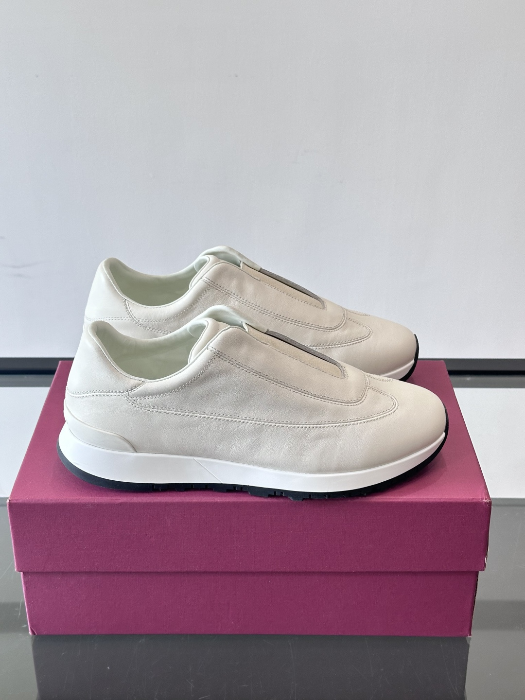 John Lobb 男士休闲运动🏋️鞋，选用细腻牛皮革，低调配色+胶鞋底，简约又高级。鞋面缝线精致，细节