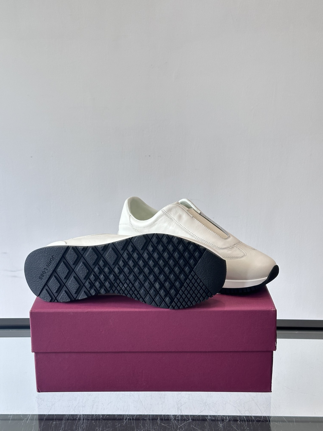 John Lobb 男士休闲运动🏋️鞋，选用细腻牛皮革，低调配色+胶鞋底，简约又高级。鞋面缝线精致，细节